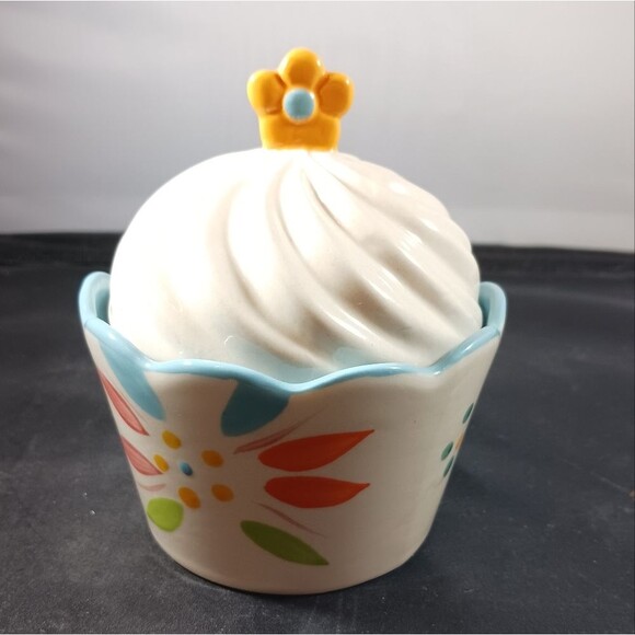 Temptations Old World Springfetti Cupcake - Picture 1 of 10